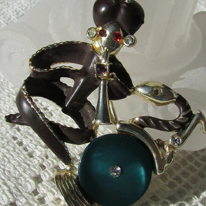 Snake charmer tahitian pearl brooch