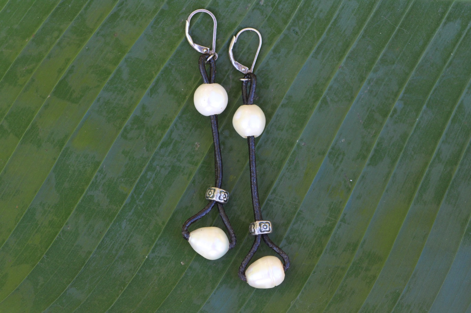 Babette - Black Leather/White Pearl