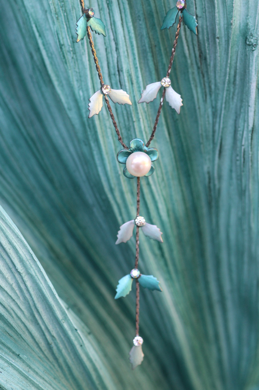 SARAH NECKLACE (Leaf) - Peacock/Snow White