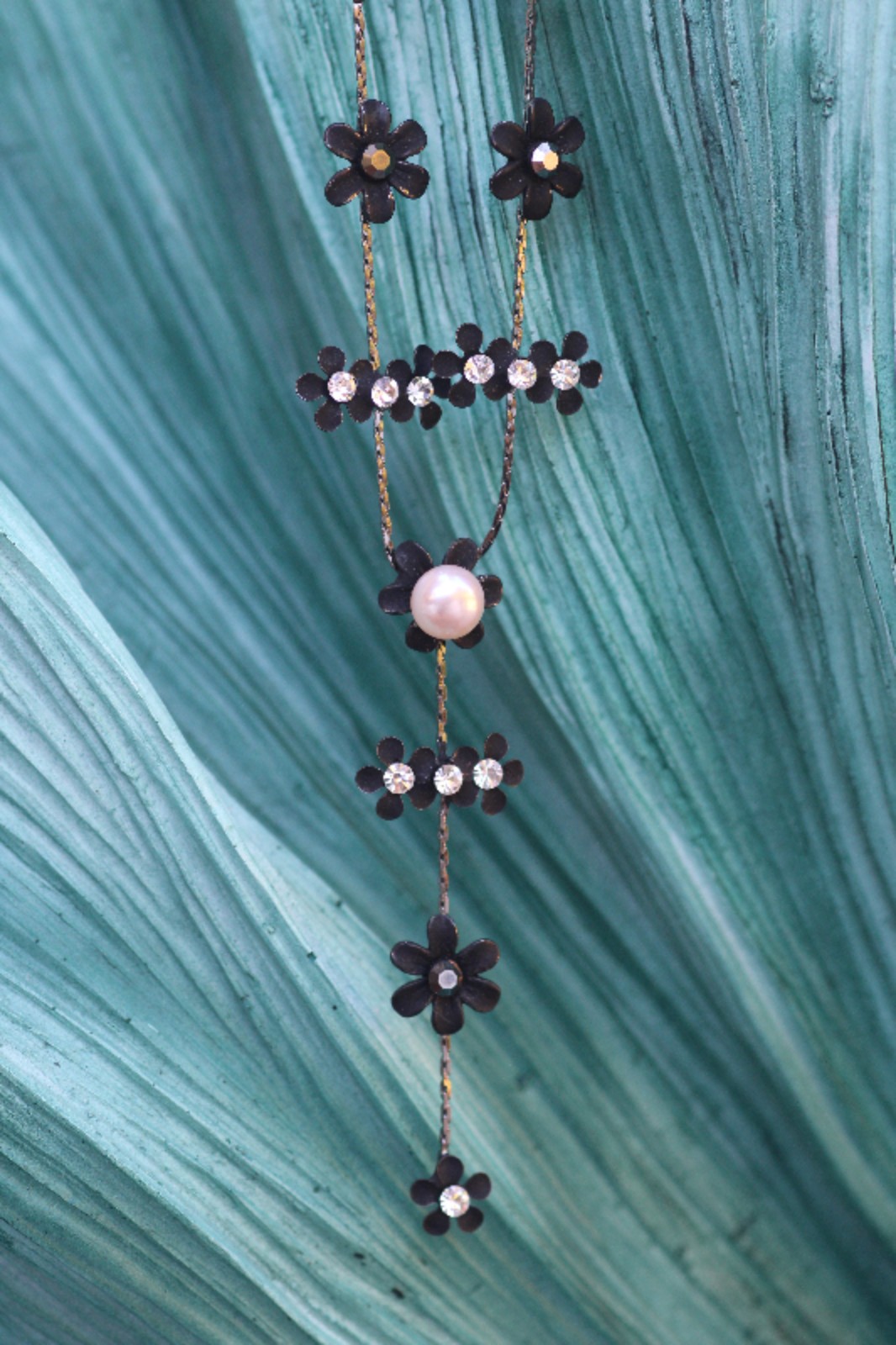SARAH NECKLACE (Flower) - Snow White/Black Licorice