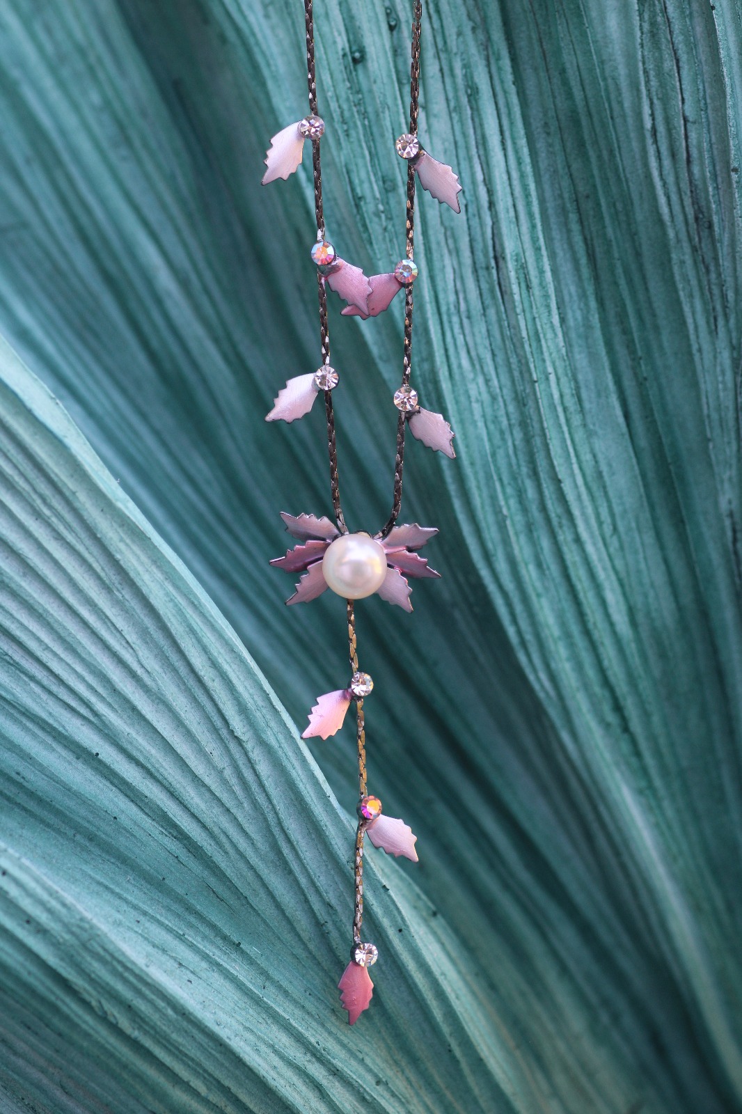SARAH NECKLACE (Leaf) - Cotton Candy/Snow White