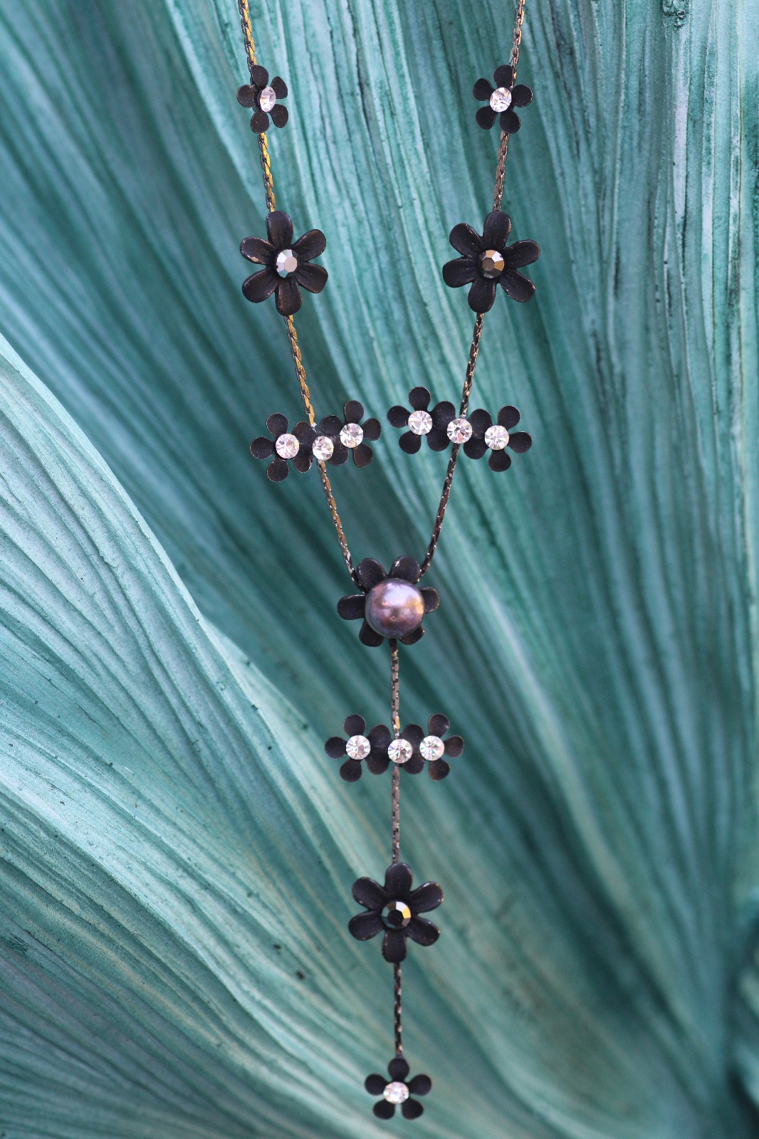 SARAH NECKLACE (Flower) - Black Licorice/Black Licorice