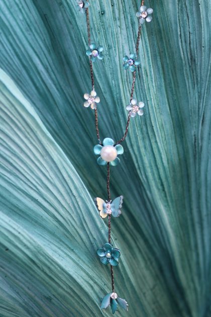 SARAH NECKLACE (Flower) - Peacock/Snow White