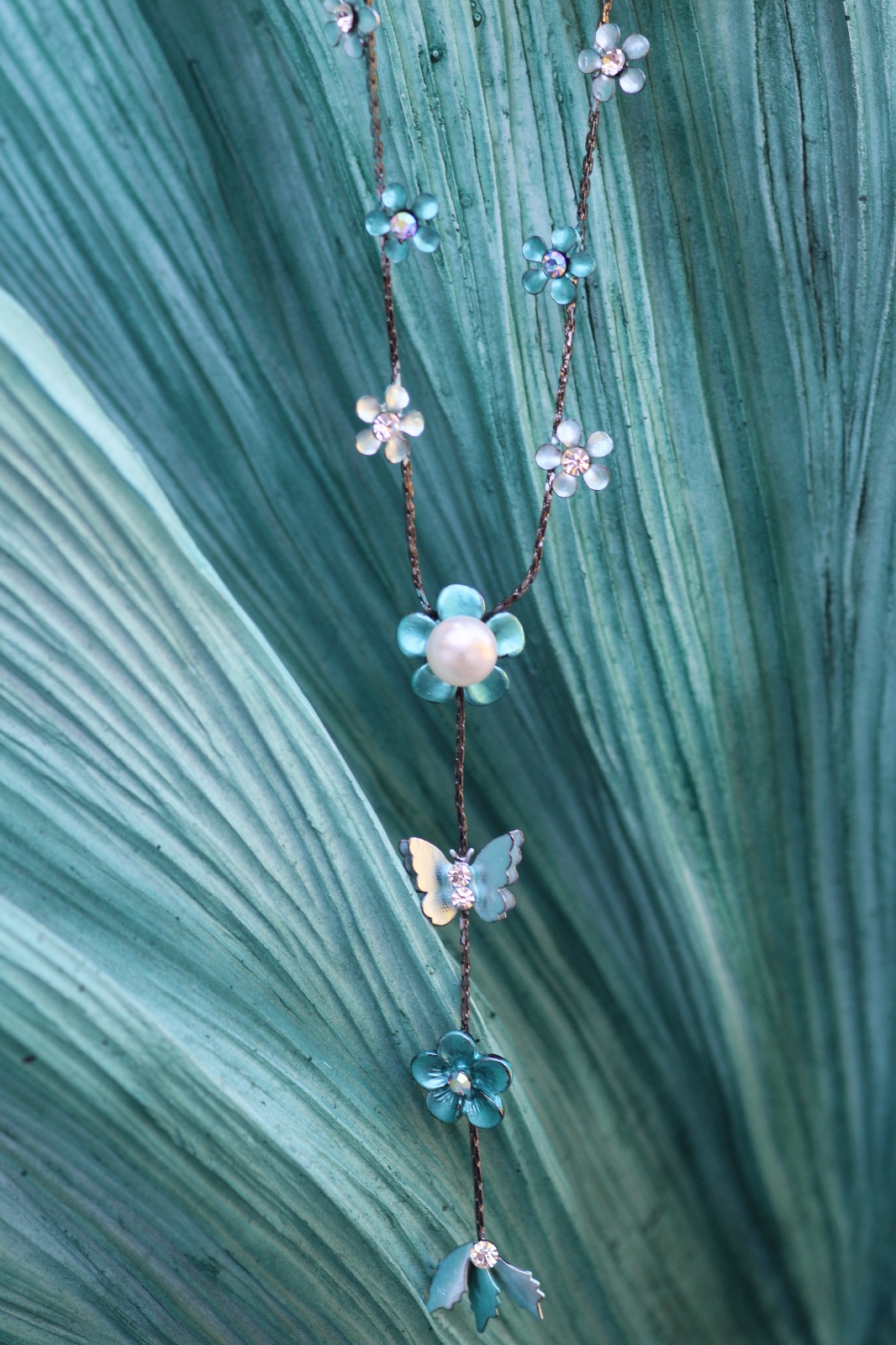 SARAH NECKLACE (Flower) - Peacock/Snow White